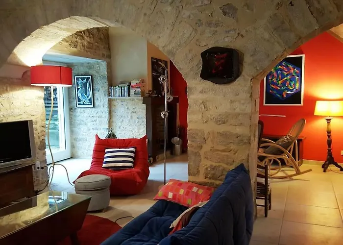 Maison Du Xvème Au Cœur Du Village Médiéval Hébergement de vacances *