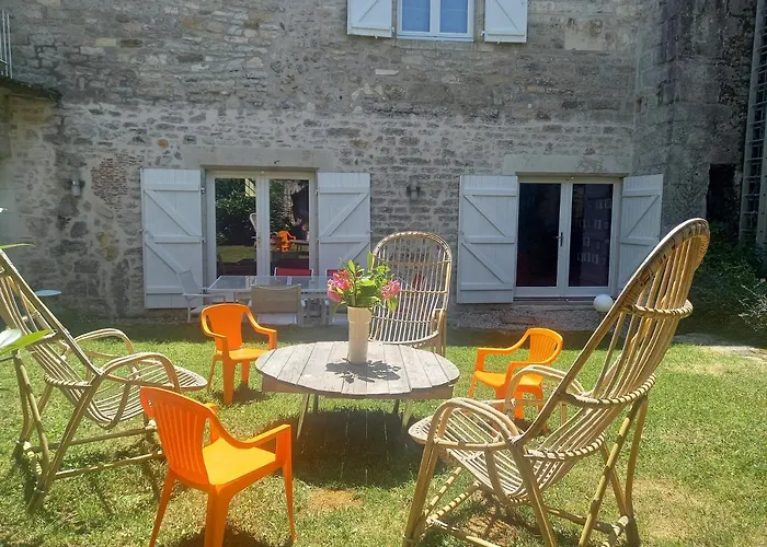 Maison Du Xvème Au Cœur Du Village Médiéval Hébergement de vacances *